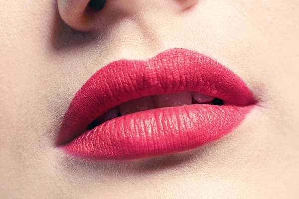 Close Van Mooie Lippen Met Rode Lippenstift — Stockfoto