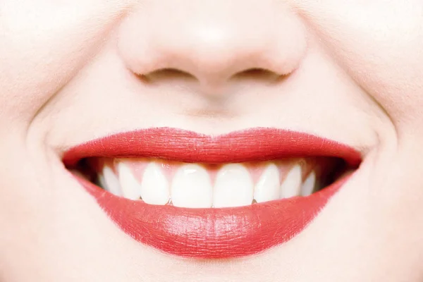 Mooie Vrouwelijke Glimlach Close Mooie Lip Make Rode Lippenstift Duidelijke — Stockfoto