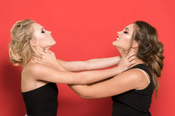 Twee Meisjes Vechten Studio Negatieve Emoties Expressie — Stockfoto