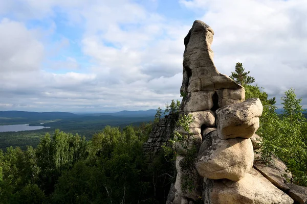 Roccia Sulla Cima Che Chiama Arakulsky Jihan Negli Urali Immagine Stock