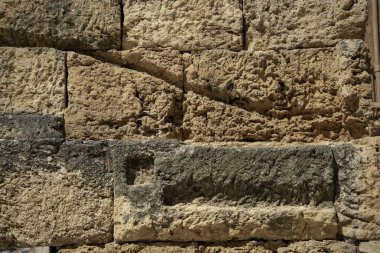 Eski duvarlar onların taşlarla kaplı