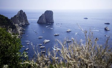 Sahil ve Capri Adası tekneleri ile