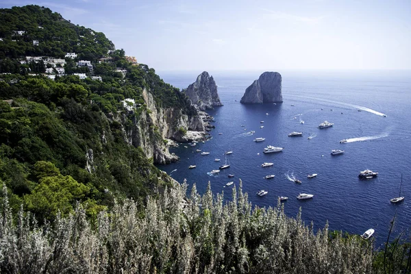 Costa Ilha Capri Com Barcos — Fotografia de Stock