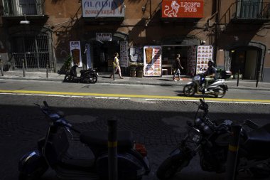 İtalya sokaklarında mopedler
