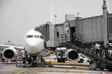 Uçak bir Havaalanı kokpit çekimi otobüs terminal yakınındaki