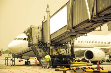 Uçak bir Havaalanı kokpit çekimi otobüste, vintage renk stili terminal yakınındaki