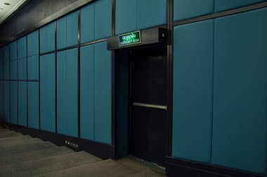 Bir iş toplantısı için oda çıkmak için kapıyı