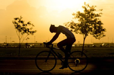 günbatımı bisikletle siluet