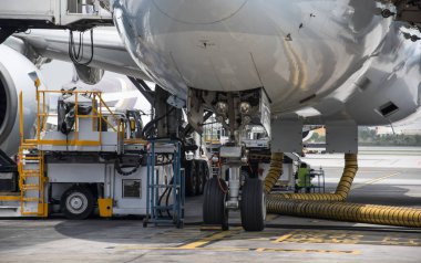 Uçak bir Havaalanı kokpit çekimi otobüs terminal yakınındaki