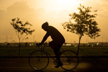 günbatımı bisikletle siluet