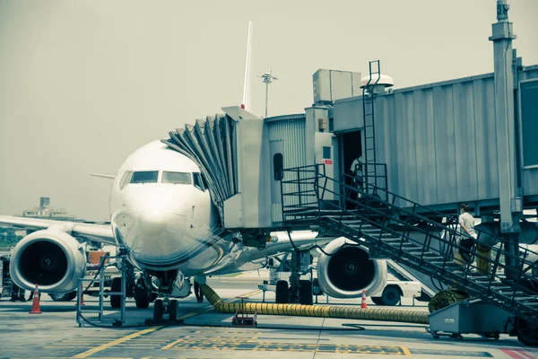 Uçak bir Havaalanı kokpit çekimi otobüste, vintage renk stili terminal yakınındaki