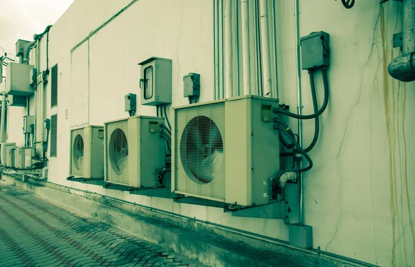 空调冷凝器单元 复古颜色样式 — 图库照片