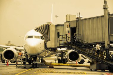 Uçak bir Havaalanı kokpit çekimi otobüste, vintage renk stili terminal yakınındaki