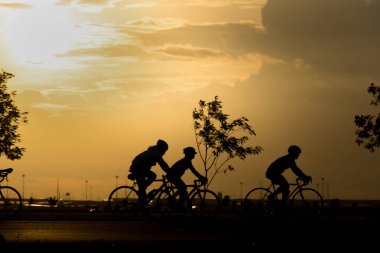 günbatımı bisikletle siluet