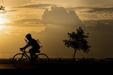 günbatımı bisikletle siluet