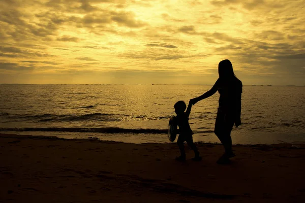 母亲和儿子在海上 — 图库照片