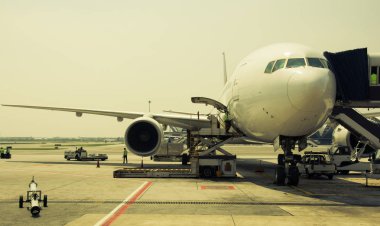 Uçak bir Havaalanı kokpit, vintage renk stili terminal yakınında