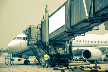 Uçak bir Havaalanı kokpit çekimi otobüste, vintage renk stili terminal yakınındaki