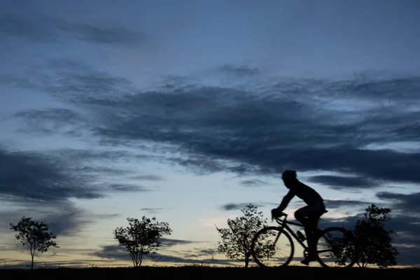 Günbatımı Bisikletle Siluet — Stok fotoğraf