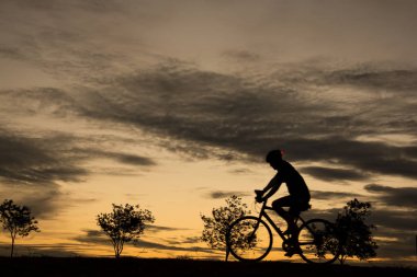 günbatımı bisikletle siluet