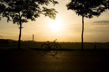 günbatımı bisikletle siluet