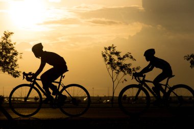 günbatımı bisikletle siluet