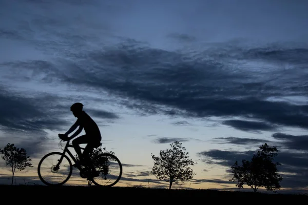 夕日にシルエットの自転車 — ストック写真