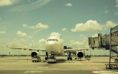 Uçak bir Havaalanı kokpit çekimi otobüste, vintage renk stili terminal yakınındaki