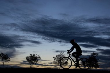 günbatımı bisikletle siluet