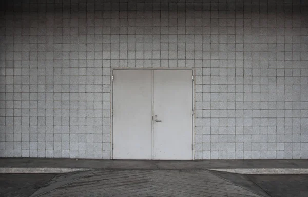 鋼製ドアとその周辺のコンクリート — ストック写真