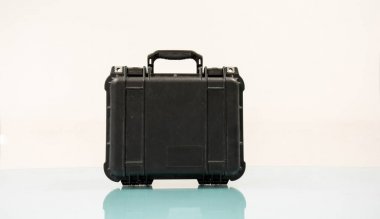 Tablo üzerinde siyah çantası