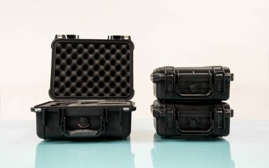 Tablo üzerinde siyah çantası