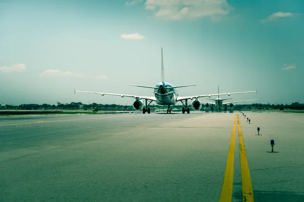 Airplane ready to take off from runway — Stock Photo, Image