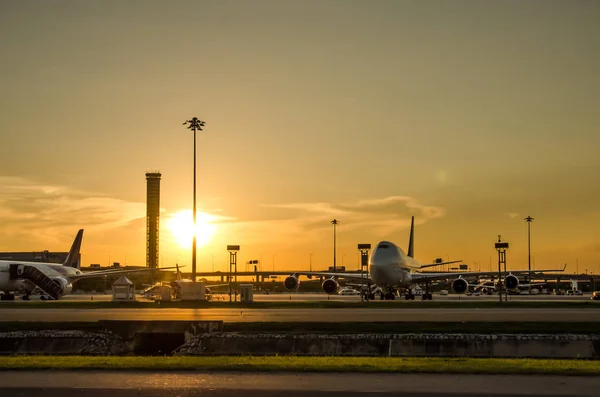 Aeropuerto avión de línea con torre de control — Foto de Stock