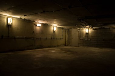 Metalik borular ile yeraltı tüneli