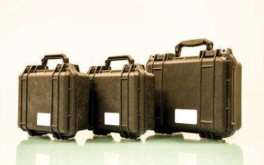 Tablo üzerinde siyah çantası