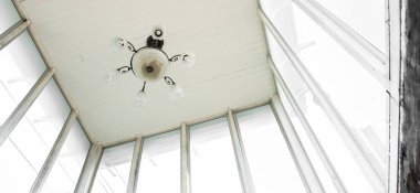 Elektronik eski vintage lamba asılı