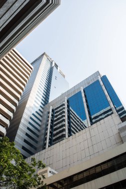 Modern mimari keskin hatları