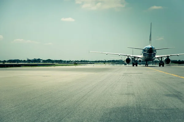 Airplane ready to take off from runway — Stock Photo, Image