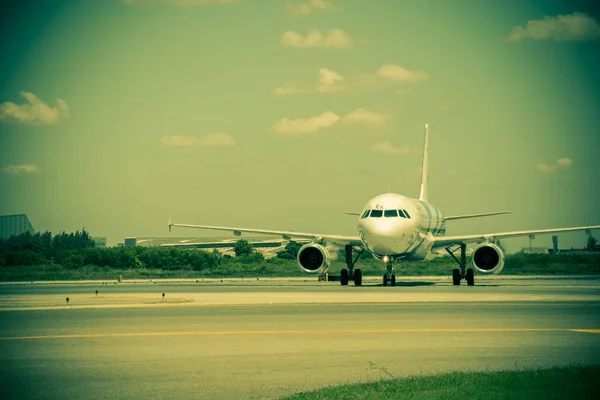 Airplane ready to take off from runway — Stock Photo, Image