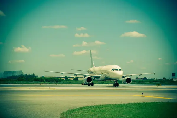 Vliegtuig klaar om het opstijgen vanaf landingsbaan — Stockfoto
