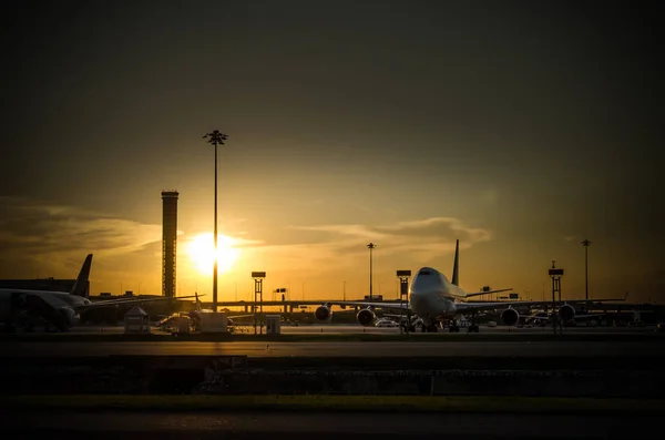Repülőtéri irányító torony: utasszállító repülőgép — Stock Fotó