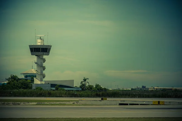 Wieża kontroli ruchu lotniczego — Zdjęcie stockowe