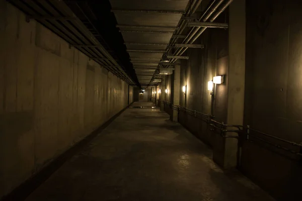 Ondergrondse tunnel met metalen leidingen — Stockfoto