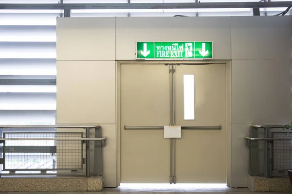 Sinal dreen Porta de saída de emergência — Fotografia de Stock