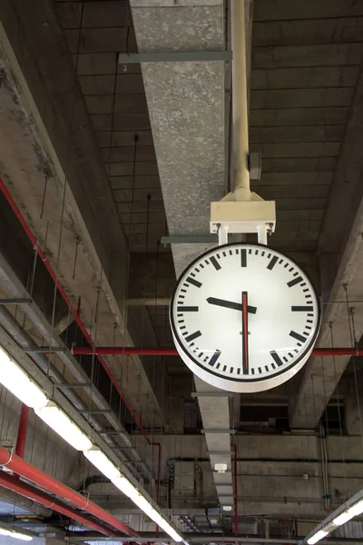 Zegar wiszący na stalowej konstrukcji dachu łuku w pociągu Stati — Zdjęcie stockowe