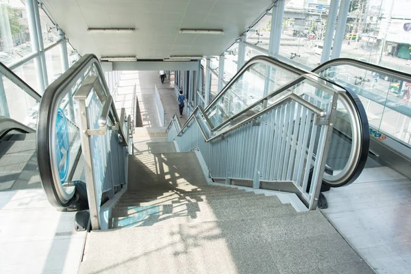 Moderne Bahnhofsfahrtreppe und Architektur Innenarchitektur — Stockfoto