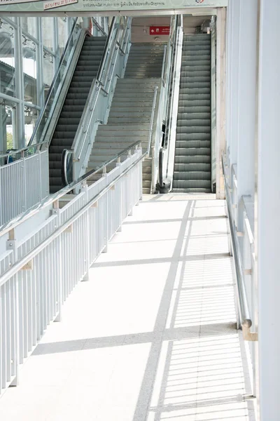 Moderne Bahnhofsfahrtreppe und Architektur Innenarchitektur — Stockfoto