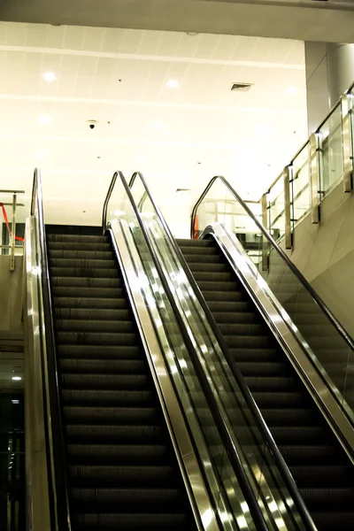 Moderna estación de escaleras mecánicas y arquitectura de diseño interior —  Fotos de Stock