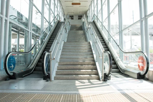 Escalera de estación moderna —  Fotos de Stock